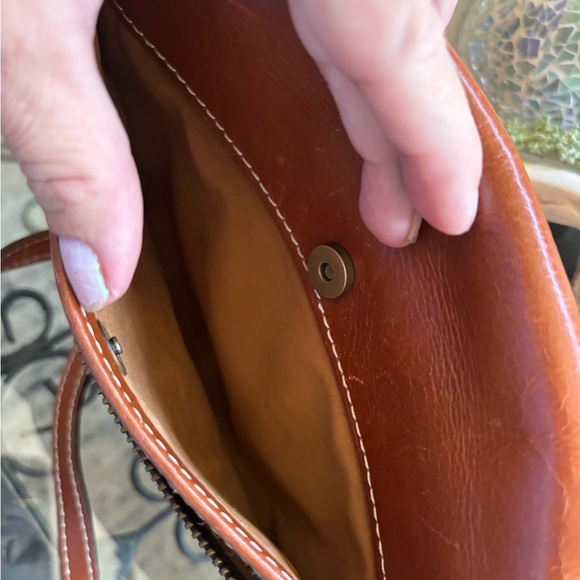 Patricia Nash Lanza leather purse w zipper pockets and crossbody closure - Picture 4 of 5